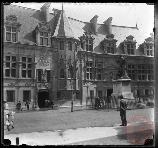 Grenoble en juin 1903 - La place Saint-André avec le parlement du Dauphiné et la statue de A. Bayard