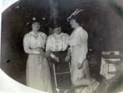 [Photographie de trois femmes dans un jardin]