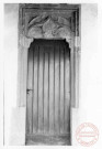 Chapelle Sainte-Croix à Roussy-le-Bour (commune de Roussy-le-Village). Porte d'entrée sculptée