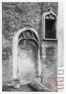 22 rue Jeanne-d'Arc à Cattenom, en face de l'église, maison gothique avec niche dont les inscriptions sont illisibles)