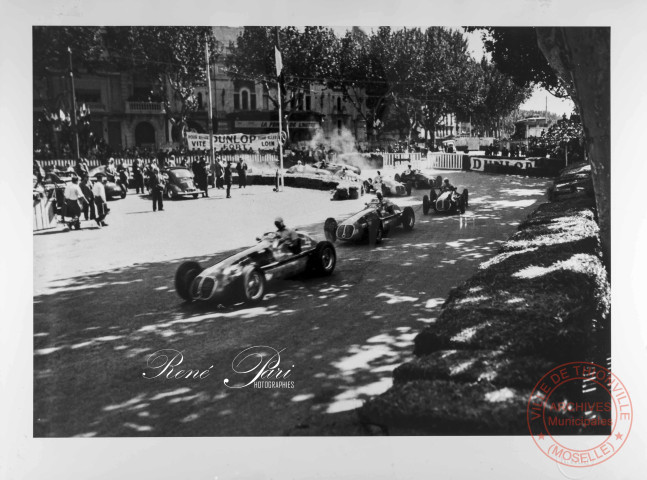 1949 Grand Prix de Perpignan - Juste après le départ au virage du cinéma "Le Castillet" sur le circuit des Platanes, Fangio mène devant Campos (6), Villoresi (8) et Bira (10)