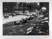 1949 Grand Prix de Perpignan - Juste après le départ au virage du cinéma "Le Castillet" sur le circuit des Platanes, Fangio mène devant Campos (6), Villoresi (8) et Bira (10)