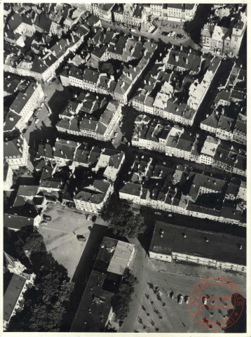 [Vue aérienne de la place du Marché à la place Turenne dans les années 1950]