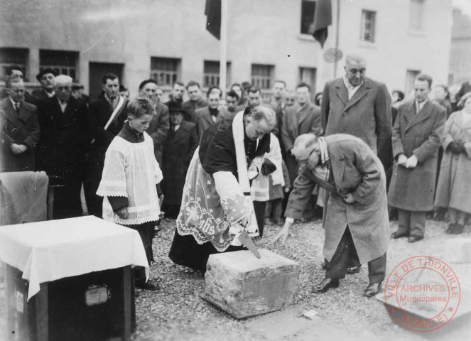 [Pose d'une première pierre à Haute-Ham]