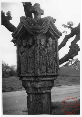 Bildstock situé au 85 avenue de Nieppe à Basse-Ham. Appelée "Croix du pont de la Bibiche", elle était dressée, jusqu'au début du XXe siècle, sous un arbre dit "de la Liberté", sur la rive opposée de la Bibiche. Cette situation l'a fait considérer comme "croix de justice" ou "croix de franchise". La niche avant abrite une scène de crucifixion, une autre Sainte-Claire et ..., ensuite Saint-Nicolas et Saint-Jude puis Saint-Pierre et Saint-Willibrord. Les attributs professionnels sculptés sur le fût sont ceux de l'agriculteur : le coutre et le soc de la charrue