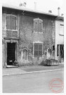Maison ancienne situé au 22 rue Jeanne d'Arc à Cattenom. Puit et niche trilobée dans la façade
