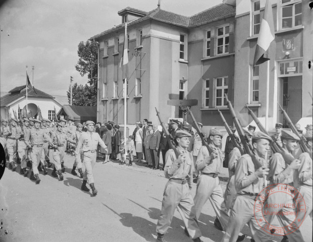 [Défilé militaire du 40e RT au Quartier Guyon-Gellin de Hettange-Grande]