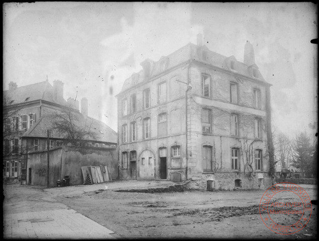 Immeuble cour du Château, Hôtel de Ville quai Marchal, avant son arasement