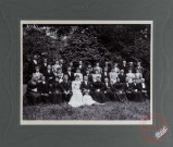 [Photo de groupe réalisée lors d'un mariage]