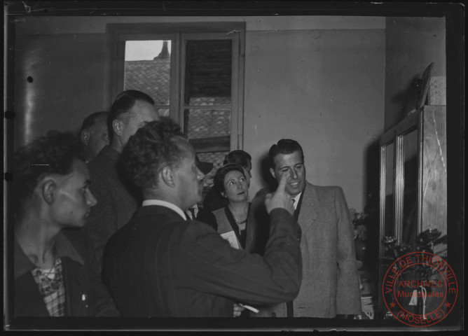 Foire exposition de 1948 - Groupe de personnes observant un trophée dans un bureau