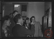 Foire exposition de 1948 - Groupe de personnes observant un trophée dans un bureau