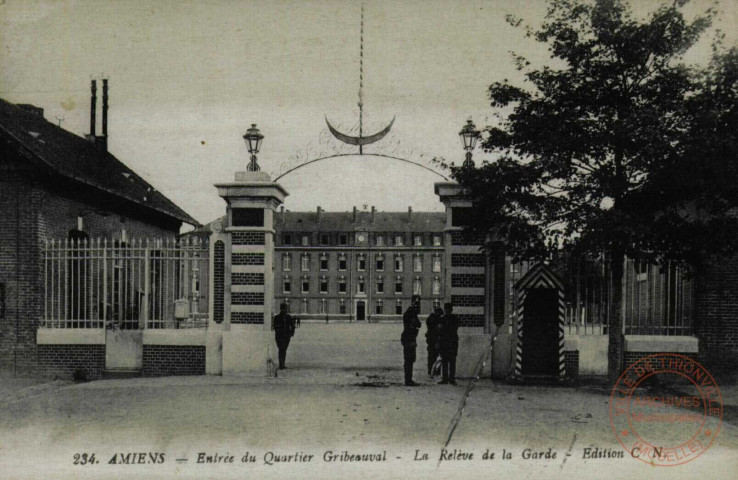 Amiens - Entrée du Quartier Gribeauval - La Relève de la Garde