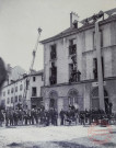 [Photographie des sapeurs-pompiers de Thionville s'entraînant sur le collège de Thionville vers 1900]