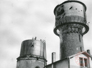 Le château d'eau du dépôt de la gare S.N.C.F. qui servait de poste d'observation aux allemands. 11 novembre 1944.