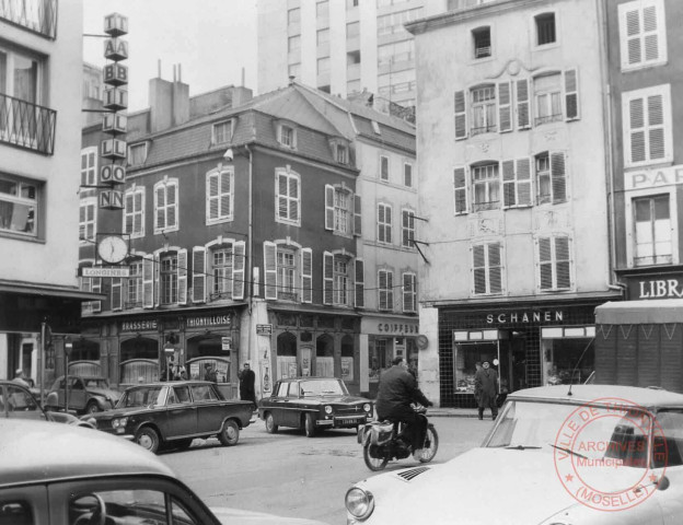 [Place aux Bois et rue de l'Hôpital. Commerces : Mme Muller "Brasserie Thionvilloise", Schanen P. boucher-charcutier, Tabillon A. bijoutier]