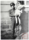 Novembre 1944 : 1 chauffeur du Général Patton (Jeff) tenant une petite fille dans ses bras (Claude kremer).