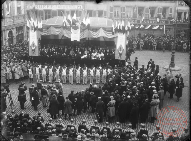 Poincaré Président de la République remet la croix de la Légion d'Honneur à Zimmer Maire de la Ville de Thionville