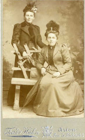 [Portrait de Marie Kieffer, épouse d'Ernest Martha, avec sa soeur Coralie dans les années 1890]