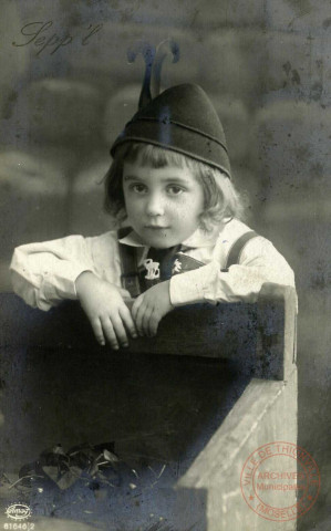 [Portrait d'un jeune garçon avec un chapeau bavarois]