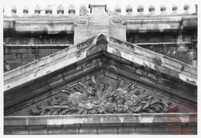 Place de l'Eglise, église Saint-Maximin, détail sur le triangle du fronton - Thionville