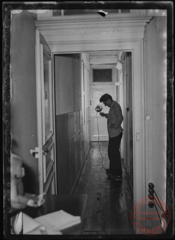 Foire exposition de 1948 - Un homme tenant un ventilateur, dans un couloir