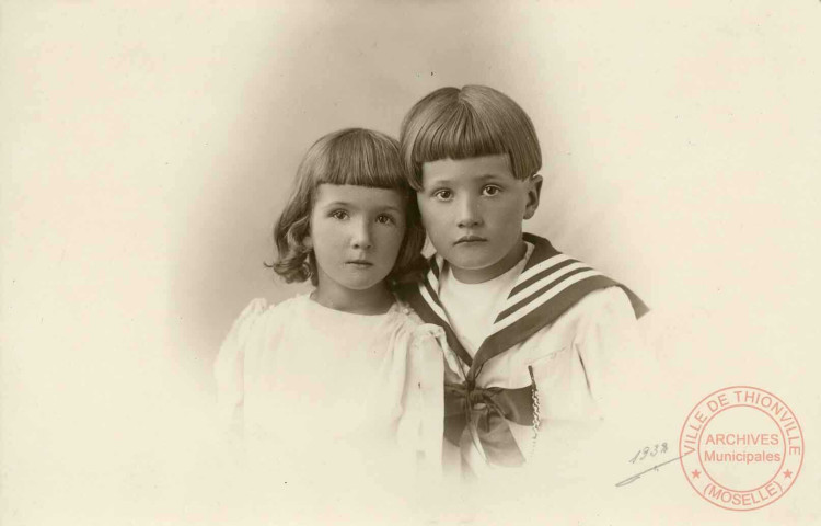 Portrait de deux enfants en studio