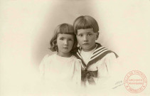 Portrait de deux enfants en studio