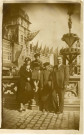 [Photographie de Yvonne et Léon Martha avec leurs deux filles devant le palais des ducs de Brabant]