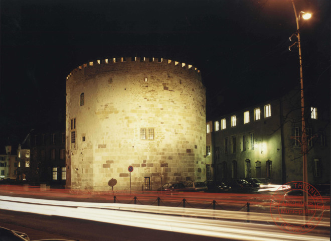 [Photographie nocturne de la Tour aux Puces dans les années 1990]