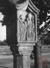 Bildstock situé près du cimetière de Basse-Ham, avenue de Nieppe. Christ en croix ; Vierge ; saint Jean ; saint Pierre ; saint Willibrord ; saint Jude ; saint Nicolas ; saint Henri ; sainte Cunégonde