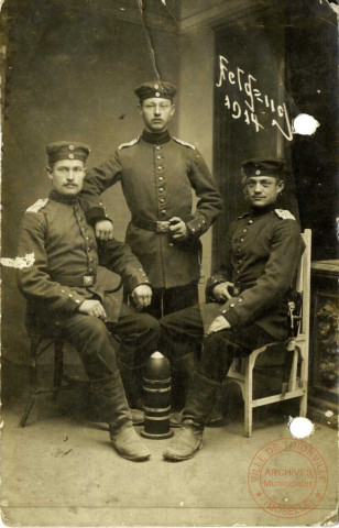 [Trois soldats allemands du FussArtillerie Regiment 16 en 1914]