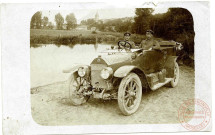 [Jean Baptiste DIMANCHE dans une Mercedes Benz du Schallmesstrupp 9.]