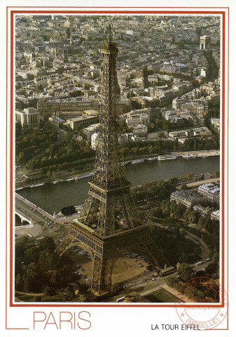 Paris La Tour Eiffel vue d'avion.