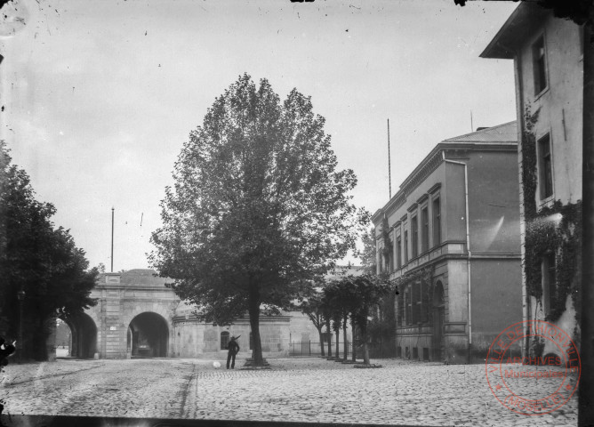 [Bureau de garnison place de la République et porte de Metz]