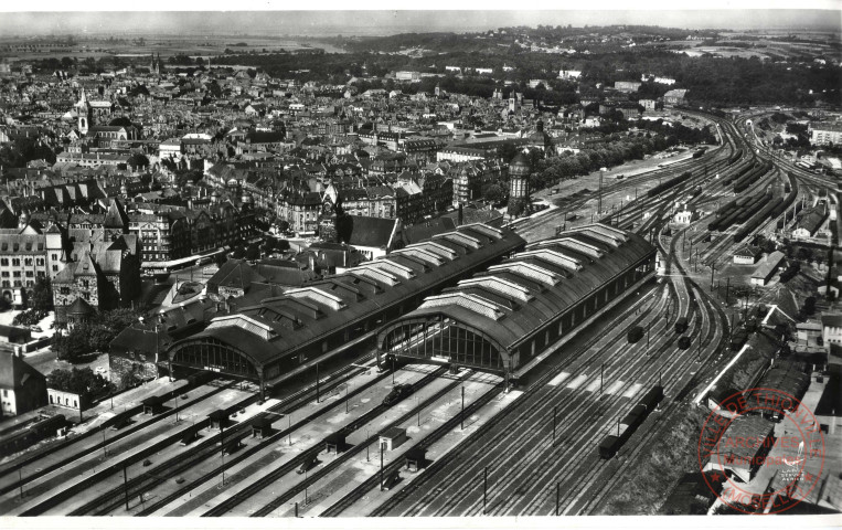 [Vue aérienne de Metz. La gare et le quartier de la gare]