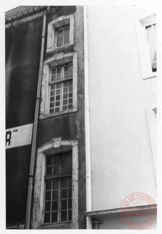 1 rue des Deux Places, détails sur les fenêtres à module décroissant - Thionville