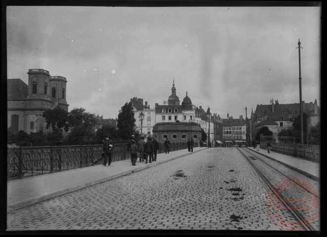 De gauche à droite, l'église Saint-Maximin, l'Hôtel Saint-Hubert (le Beffroi derrière) et l'Hôtel de Ville, depuis le pont de la Moselle