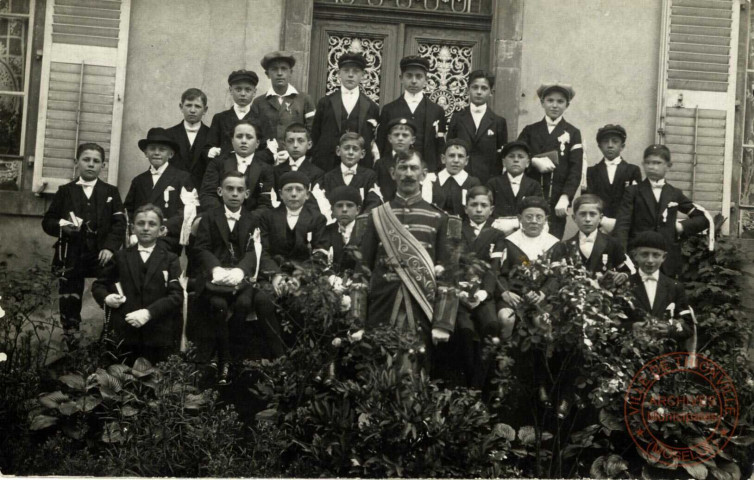 Knutange - 1ère Communion devant le presbytère en 1927