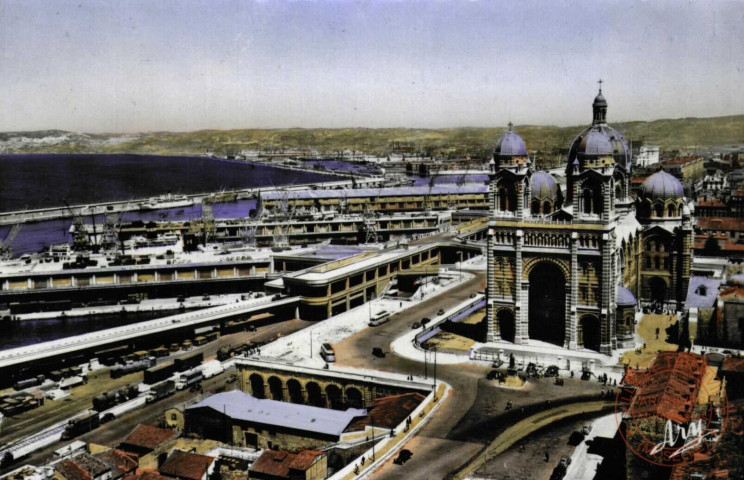 MARSEILLE - Panorama sur les Ports - La Cathédrale et la Grande Jetée