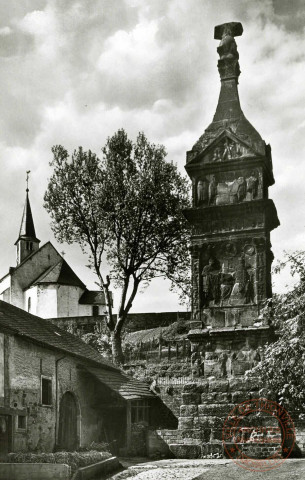 Calvaire et église de Trèves.