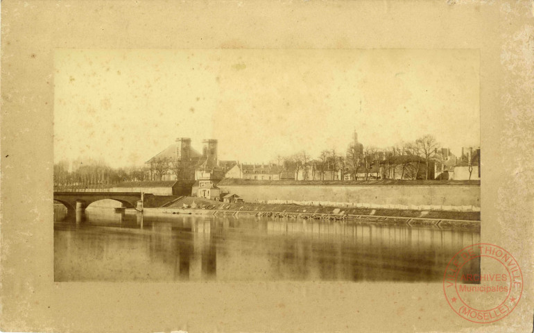 [Vue des remparts et du chemin de halage de Thionville depuis la rive droite dans les années 1890]