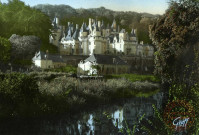 Les Châteaux de la Loire. Ussé- Le Château dans son nid de verdure.