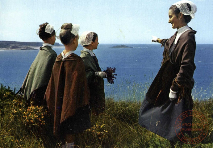 La Bretagne Pittoresque. Jeune Fille et enfant du cercle celtique de Pléhérel. Promenade sur la Lande.