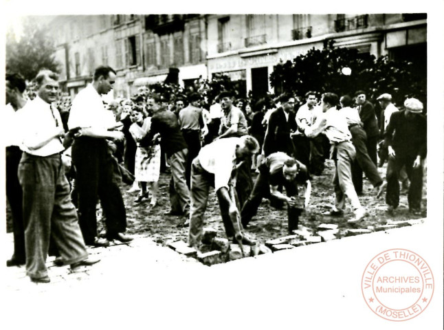 Le peuple de Paris aux barricades