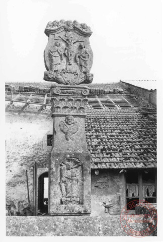 Bildstock situé dans le jardin de la maison au 38, rue de la Fontaine à Beyren-lès-Sierck. Christ en croix, Vierge, saint-Jean, ange et Sainte-Barbe (?)