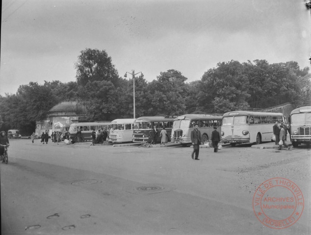 [Gare routière de Thionville, place du Luxembourg, le bastion au fond]