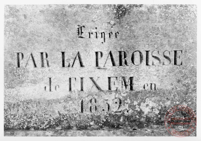Bildstock situé à l'angle de la route de Rodemack et de la D1 à Fixem. Croix érigée en 1852 (date portée sur le socle) pour Nicolas Brandenbourger et Marie Roser, de Sentzich (commune de Cattenom, Moselle) , par le sculpteur Jean Valzer, de Koeking (commune de Thionville, Moselle). Bénite le 21 novembre 1869