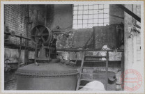 Lavage du benzol. A remarquer le mauvais état du bâtiment, des bacs à acide et des bacs à soude.