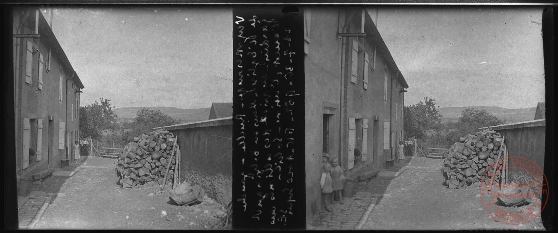 Veymerange le 21/07/1936 - Ruelle derrière l'église, maison Bolzinger