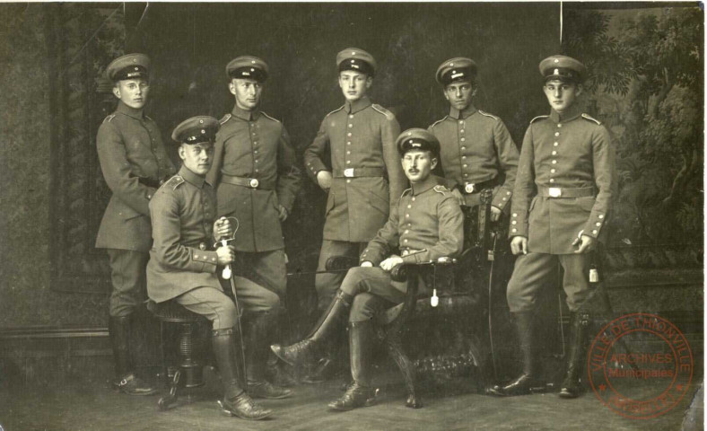 [Diedenhofen - Portrait d'un groupe de soldats du 16e Fussartillerie dans les années 1900]